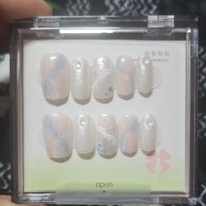 Pastel Seashell Press-On Nails with Pearlescent Accents